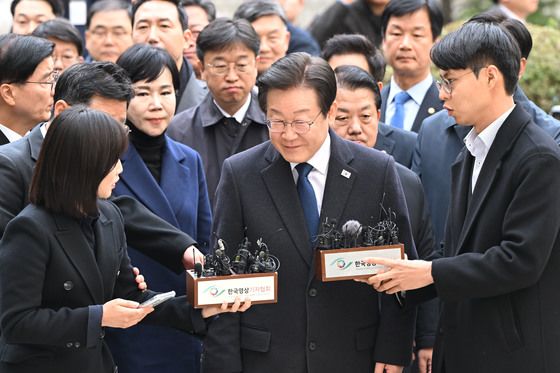 "이재명은 무죄" vs "감방가자"…둘로 '쩍' 쪼개진 서초동(종합)