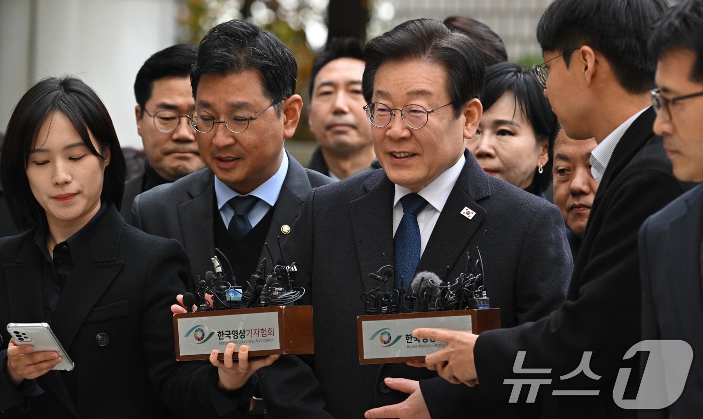 위증교사 혐의로 재판을 받는 이재명 더불어민주당 대표가 25일 서울 서초구 중앙지방법원에서 열린 1심 선고 공판에 출석하고 있다. 2024.11.25/뉴스1 ⓒ News1 사진공동취재단