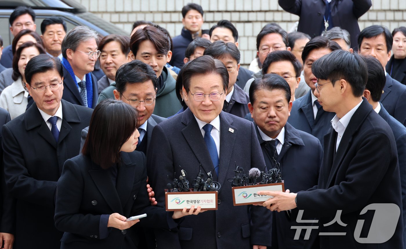 위증교사 혐의로 재판을 받는 이재명 더불어민주당 대표가 25일 서울 서초구 중앙지방법원에서 열린 1심 선고 공판에 출석하고 있다. 2024.11.25/뉴스1 ⓒ News1 사진공동취재단