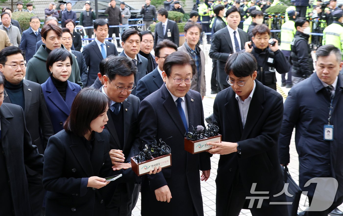 본문 이미지 - 위증교사 혐의로 재판을 받는 이재명 더불어민주당 대표가 25일 서울 서초구 중앙지방법원에서 열린 1심 선고 공판에 출석하고 있다. 2024.11.25/뉴스1 ⓒ News1 사진공동취재단