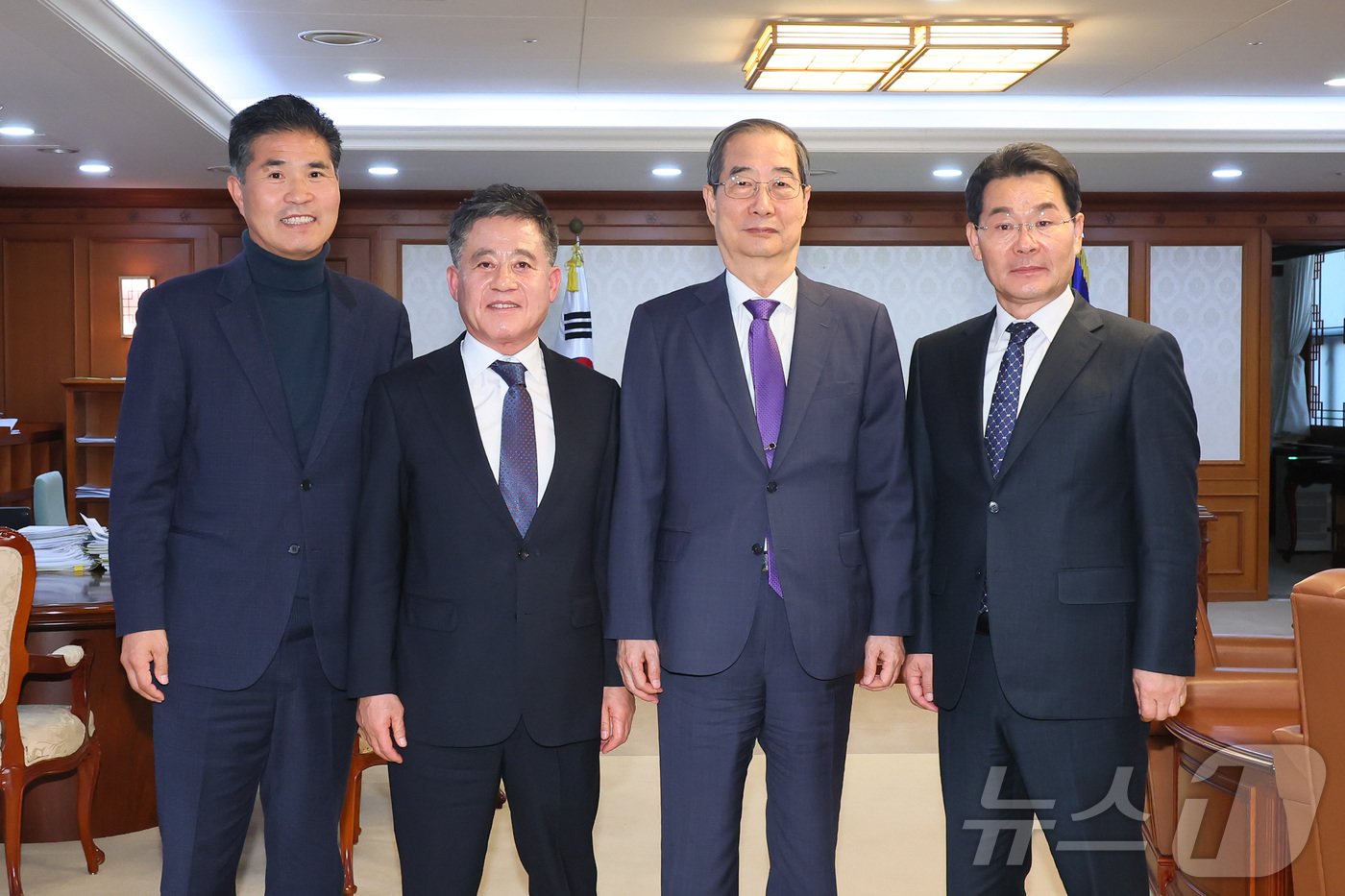 본문 이미지 - 권익현 부안군수(맨 오른쪽)는 지난 22일 서울 정부종합청사에서 한덕수 국무총리를 만나 부안군의 주요 현안에 대해 논의하며 정부 차원의 지원과 관심을 요청했다. 왼쪽부터 이원택 국회의원, 정성주 김제시장, 한 총리. (부안군 제공)2024.11.25/뉴스1