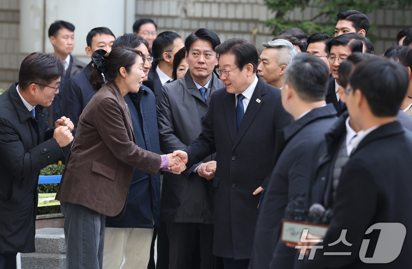 (서울=뉴스1) 사진공동취재단 = 위증교사 혐의로 재판을 받는 이재명 더불어민주당 대표가 25일 서울 서초구 중앙지방법원에서 열린 1심 선고 공판에 출석하고 있다. 2024.11. …