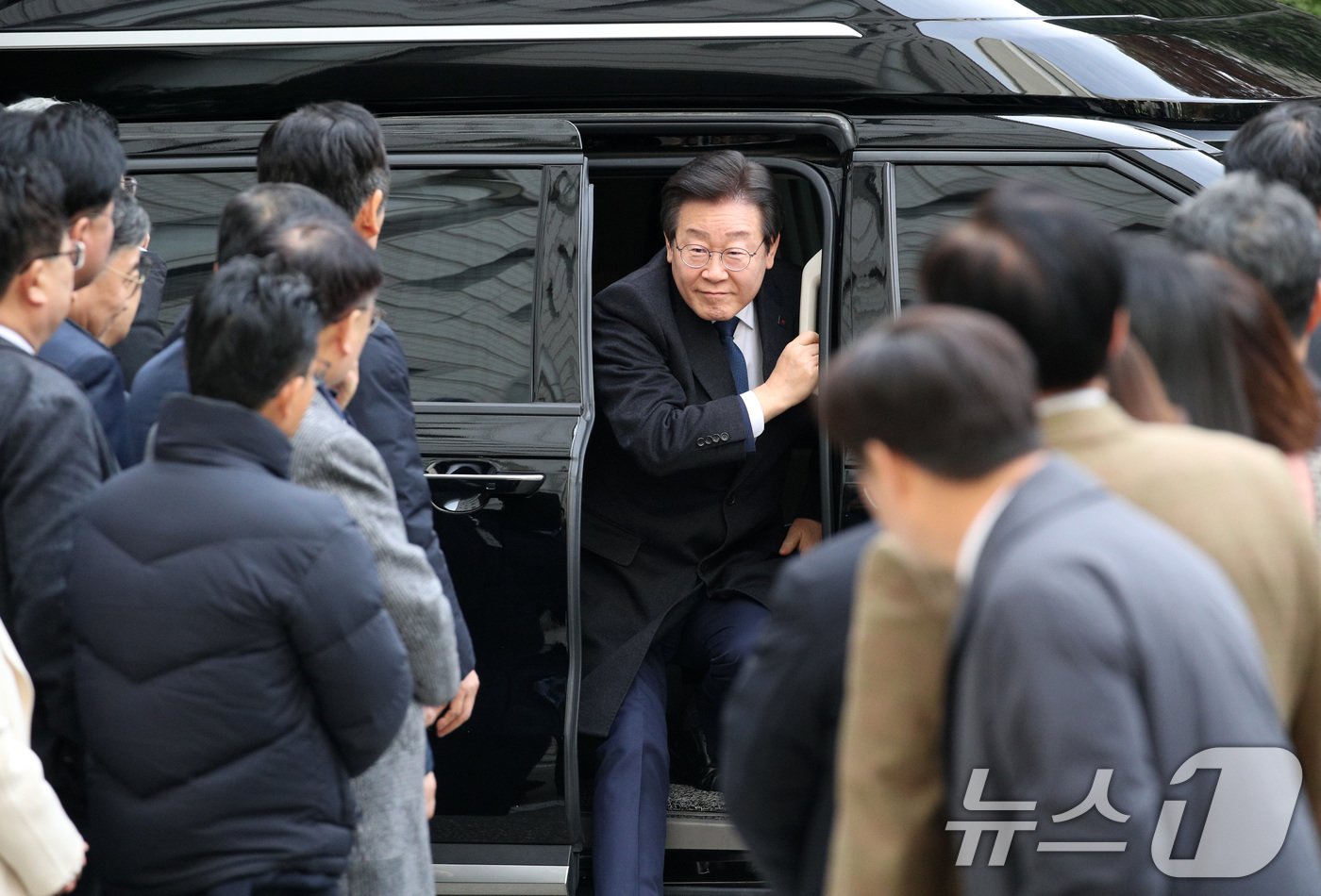 본문 이미지 - 위증교사 혐의로 재판을 받는 이재명 더불어민주당 대표가 25일 서울 서초구 중앙지방법원에서 열린 1심 선고 공판에 출석하고 있다. 2024.11.25/뉴스1 ⓒ News1 사진공동취재단
