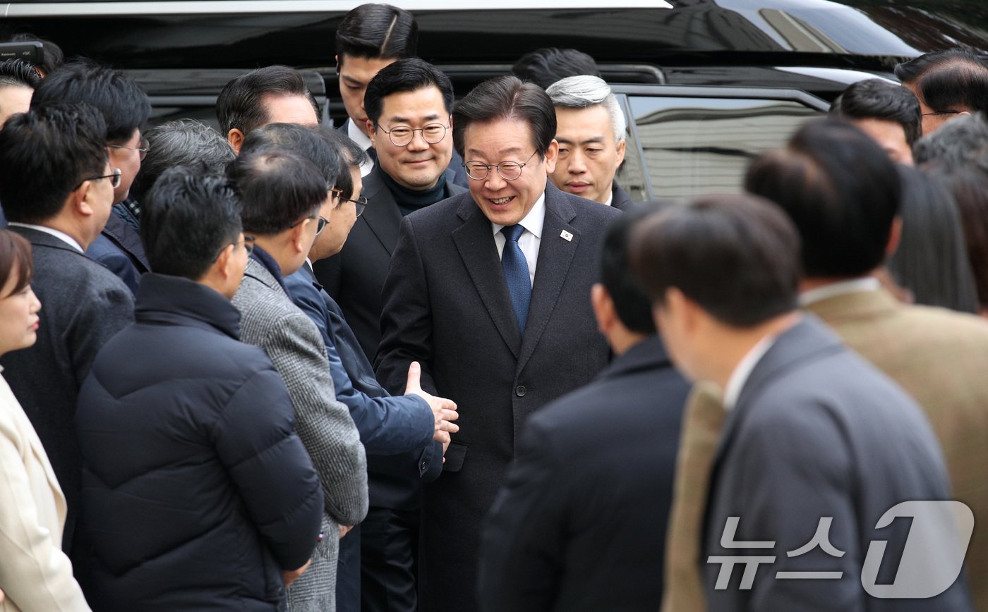 본문 이미지 - 위증교사 혐의로 재판을 받는 이재명 더불어민주당 대표가 25일 서울 서초구 중앙지방법원에서 열린 1심 선고 공판에 출석, 동료 의원들과 인사하고 있다. 2024.11.25/뉴스1 ⓒ News1 사진공동취재단