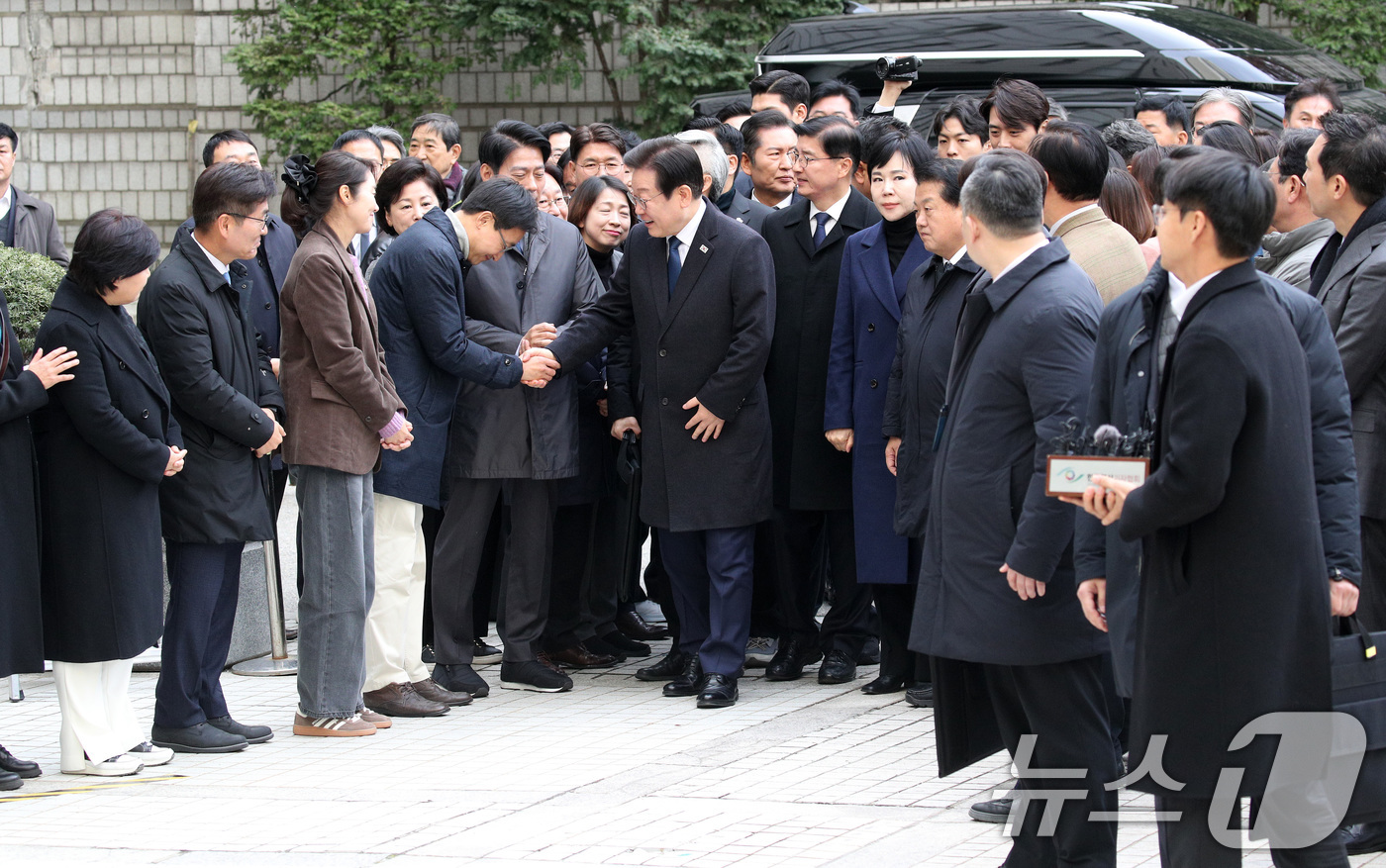 (서울=뉴스1) 사진공동취재단 = 위증교사 혐의로 재판을 받는 이재명 더불어민주당 대표가 25일 서울 서초구 중앙지방법원에서 열린 1심 선고 공판에 출석하고 있다. 2024.11. …