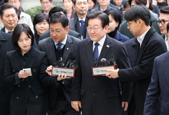 밝은 표정 법원 출석 이재명…취재진 질문엔 묵묵부답