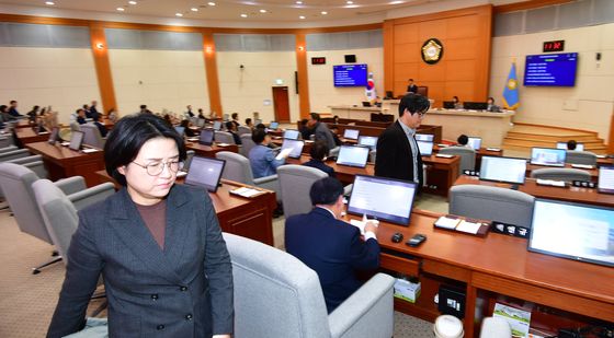 시의장 사과 촉구하며 퇴장하는 야당 의원들