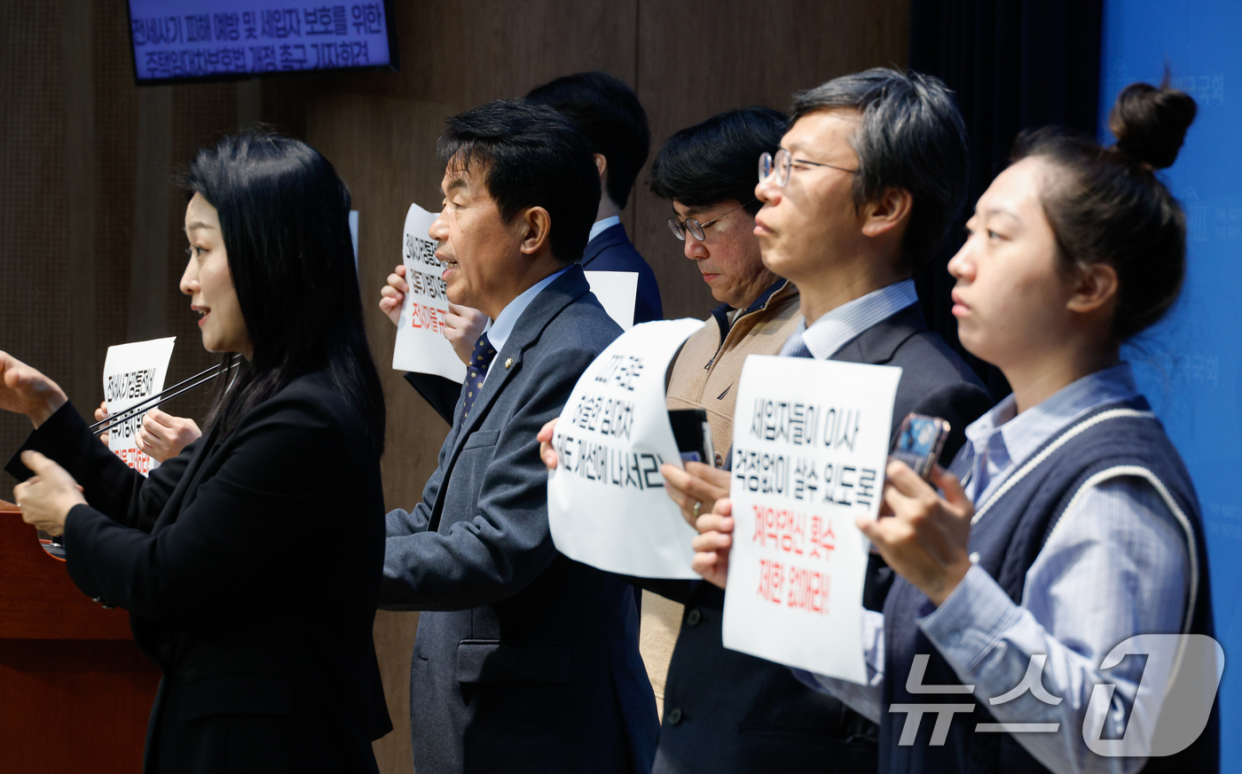 (서울=뉴스1) 안은나 기자 = 윤종오 진보당 원내대표가 25일 오후 서울 여의도 국회 소통관에서 열린 '전세사기 피해 예방 및 세입자 보호를 위한 주택임대차보호법 개정 촉구 기자 …