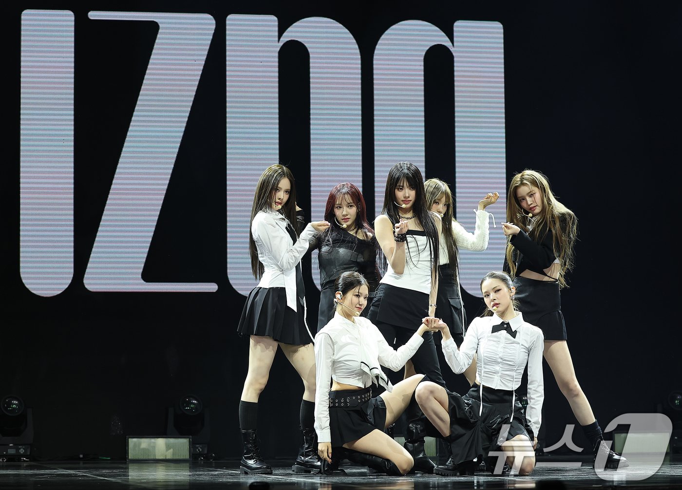 본문 이미지 - 걸그룹 izna(이즈나)가 25일 오후 서울 광진구 예스24라이브홀에서 열린 첫 번째 미니앨범 ‘N/a’ 발매 기념 쇼케이스에서 열정적인 무대를 펼치고 있다. 이즈나는 Mnet 걸그룹 데뷔 서바이벌 ‘아이랜드2’를 통해 데뷔하며, 타이틀곡 'IZNA'는 세상 모두를 놀라게 하겠다는 포부를 느낄 수 있는 곡이다. 2024.11.25/뉴스1 ⓒ News1 김진환 기자