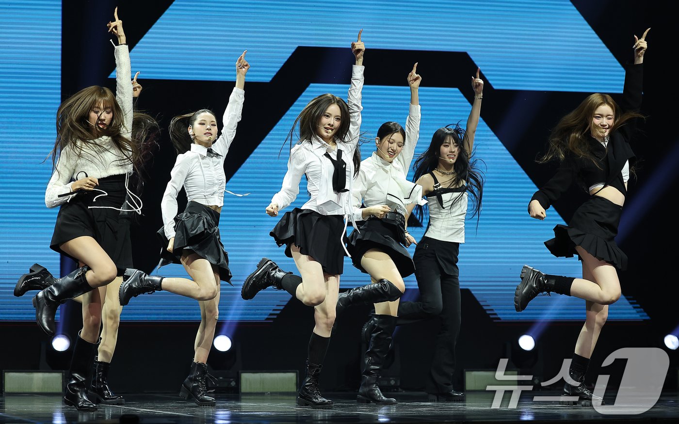 본문 이미지 - 걸그룹 izna(이즈나)가 25일 오후 서울 광진구 예스24라이브홀에서 열린 첫 번째 미니앨범 ‘N/a’ 발매 기념 쇼케이스에서 열정적인 무대를 펼치고 있다. 이즈나는 Mnet 걸그룹 데뷔 서바이벌 ‘아이랜드2’를 통해 데뷔하며, 타이틀곡 'IZNA'는 세상 모두를 놀라게 하겠다는 포부를 느낄 수 있는 곡이다. 2024.11.25/뉴스1 ⓒ News1 김진환 기자