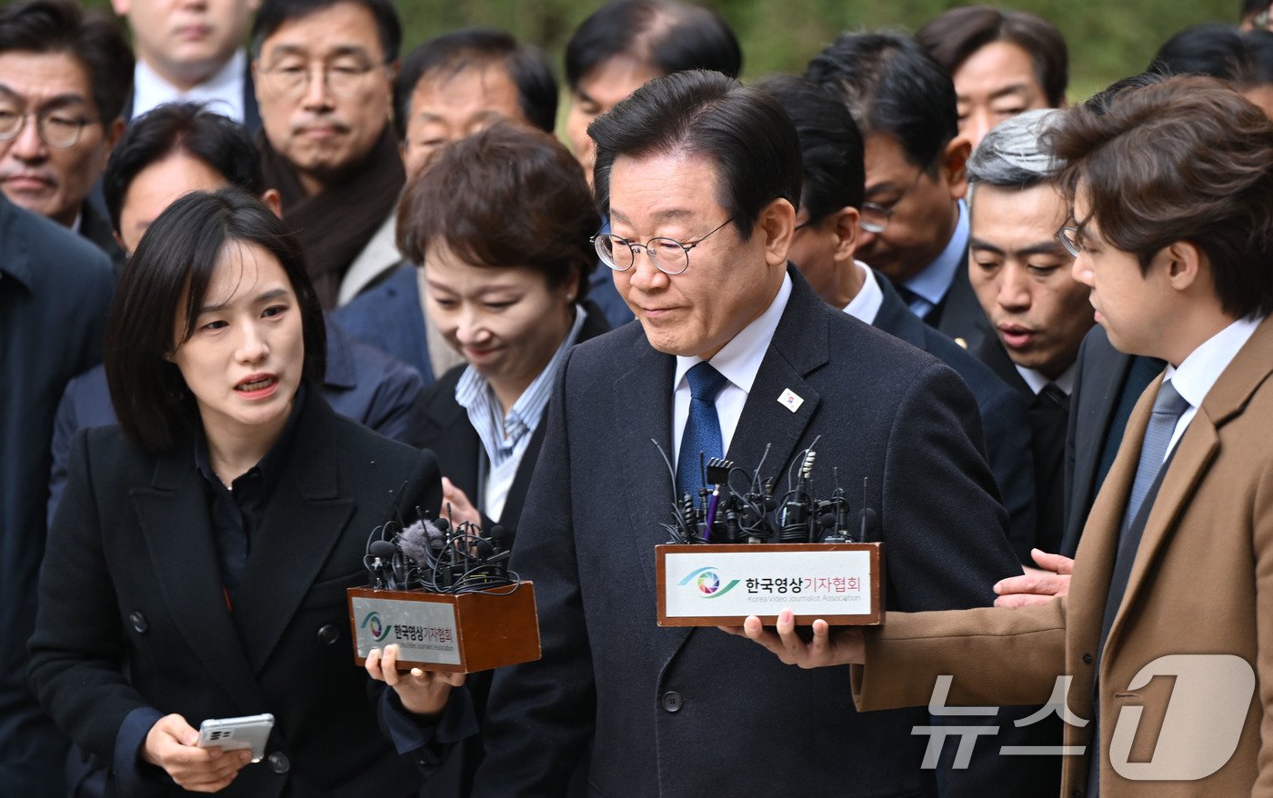 본문 이미지 - 이재명 더불어민주당 대표가 25일 서울 서초구 중앙지방법원에서 열린 위증교사 혐의 1심에서 무죄를 선고 받은 후 법원을 나서고 있다. 서울중앙지법 형사합의33부(부장판사 김동현)는 "피고인에 대한 공소사실은 범죄사실의 증명이 없고, 위증교사의 고의가 있었다고 보기 어렵다＂ 며 위증교사 혐의로 기소된 이 대표에게 무죄를 선고했다. 2024.11.25/뉴스1 ⓒ News1 사진공동취재단