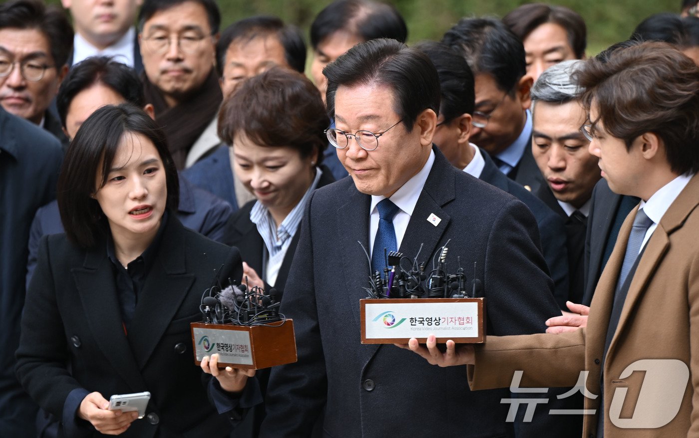 이재명 더불어민주당 대표가 25일 서울 서초구 중앙지방법원에서 열린 위증교사 혐의 1심에서 무죄를 선고 받은 후 법원을 나서고 있다. 서울중앙지법 형사합의33부&#40;부장판사 김동현&#41;는 &#34;피고인에 대한 공소사실은 범죄사실의 증명이 없고, 위증교사의 고의가 있었다고 보기 어렵다＂ 며 위증교사 혐의로 기소된 이 대표에게 무죄를 선고했다. 2024.11.25/뉴스1 ⓒ News1 사진공동취재단