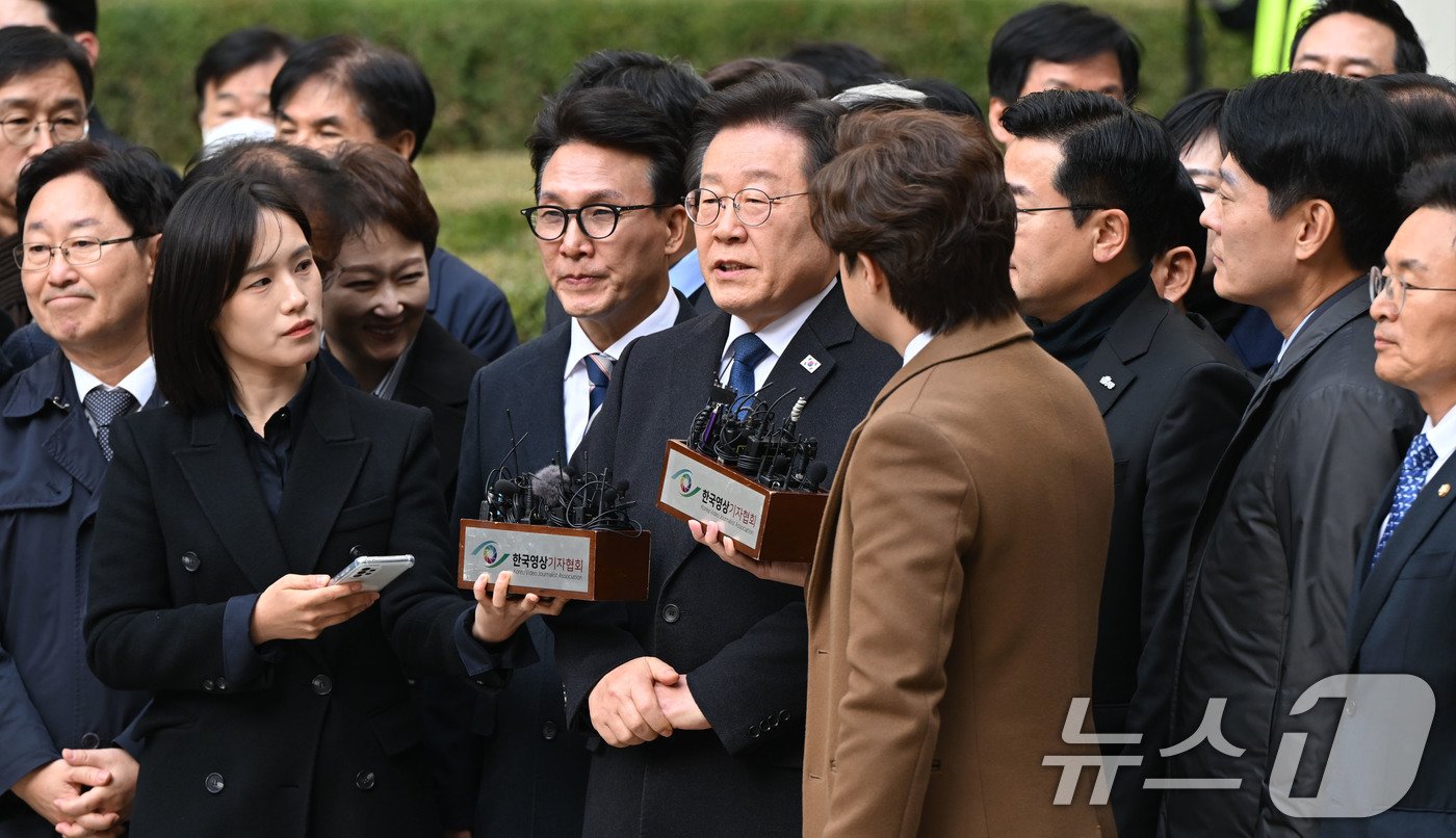 이재명 더불어민주당 대표가 25일 서울 서초구 중앙지방법원에서 위증교사 혐의 재판 1심 선고 무죄 판결을 받은 후 취재진의 질문에 답하고 있다. 2024.11.25/뉴스1 ⓒ News1 사진공동취재단