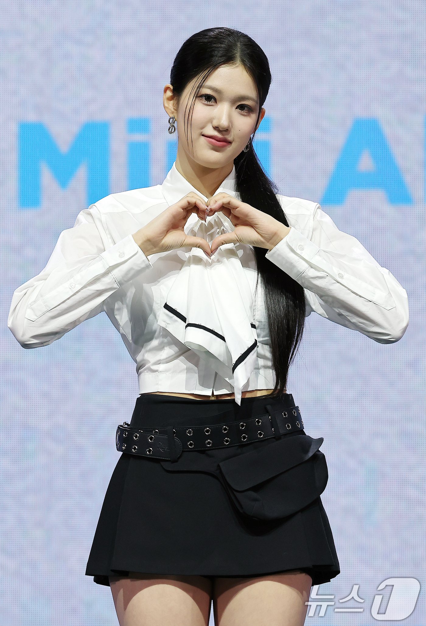 (서울=뉴스1) 김진환 기자 = 걸그룹 izna(이즈나)의 윤지윤이 25일 오후 서울 광진구 예스24라이브홀에서 열린 첫 번째 미니앨범 ‘N/a’ 발매 기념 쇼케이스에서 포즈를 취 …