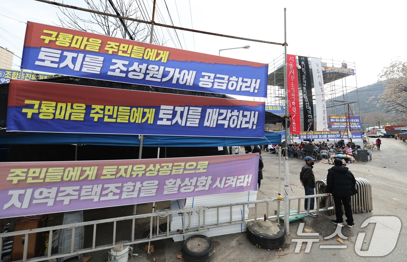 (서울=뉴스1) 신웅수 기자 = 25일 서울 강남구 구룡마을 입구에서 주민들이 설치한 망루 앞에서 거주사실확인서 발급을 촉구하는 농성을 하고 있다.구룡마을 주민들은 강남구청이 거주 …