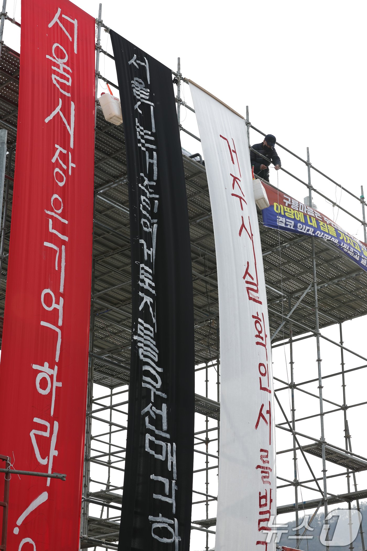 본문 이미지 - 25일 서울 강남구 구룡마을 입구에서 주민들이 설치한 망루 앞에서 거주사실확인서 발급을 촉구하는 농성을 하고 있다. 2024.11.25/뉴스1 ⓒ News1 신웅수 기자