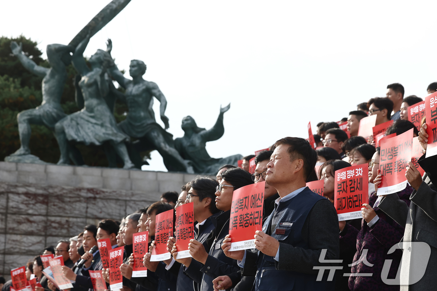 (서울=뉴스1) 김민지 기자 = 조국혁신당·진보당·기본소득당·사회민주당 등 야4당 의원들과 노동시민사회 단체 관계자들이 25일 오후 서울 여의도 국회 본청 앞 계단에서 '3차 부자 …