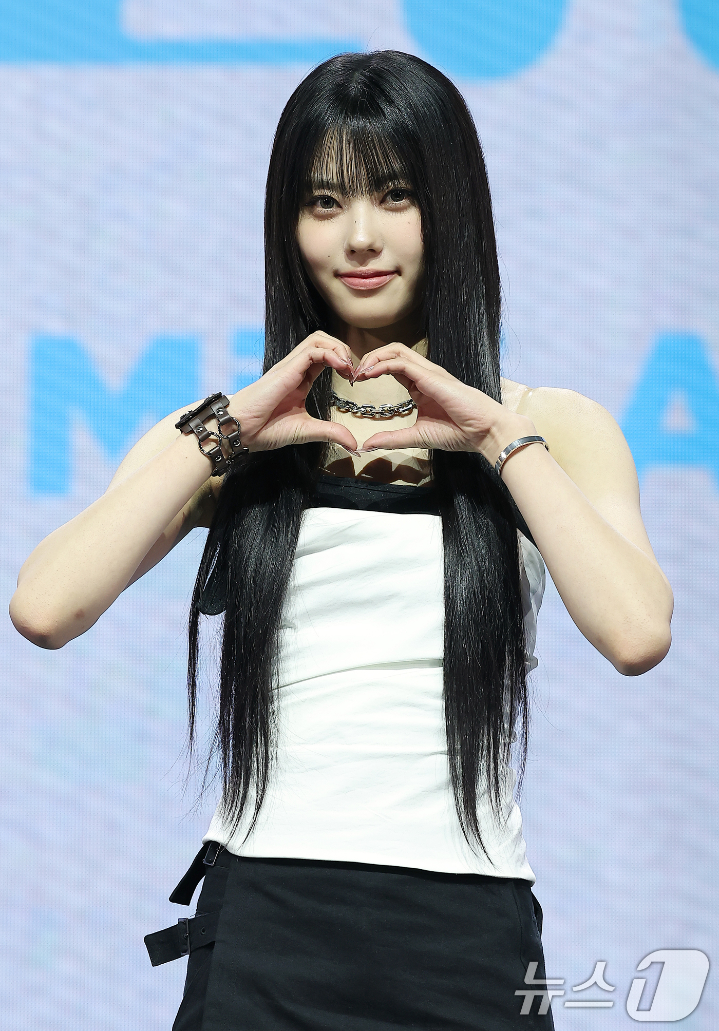 (서울=뉴스1) 김진환 기자 = 걸그룹 izna(이즈나)의 코코가 25일 오후 서울 광진구 예스24라이브홀에서 열린 첫 번째 미니앨범 ‘N/a’ 발매 기념 쇼케이스에서 포즈를 취하 …