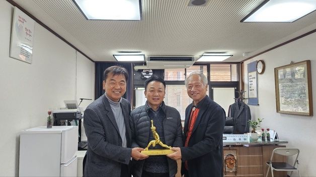 최동원기념사업회, '고시엔 우승' 교토국제고에 불굴의 영웅상 시상