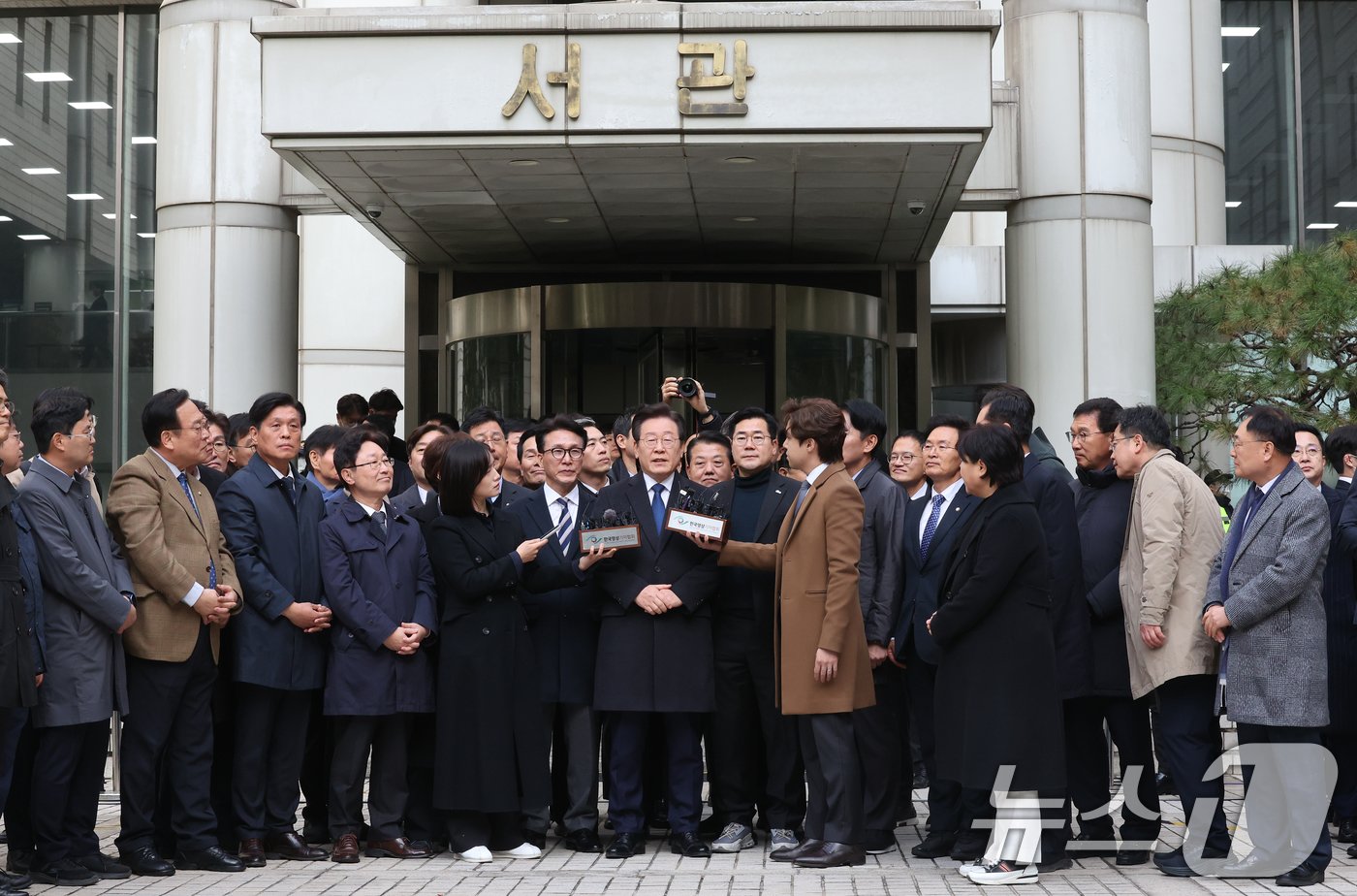 이재명 더불어민주당 대표가 25일 서울 서초구 중앙지방법원에서 열린 위증교사 혐의 1심에서 무죄를 선고 받은 후 법원을 나서고 있다. 서울중앙지법 형사합의33부&#40;부장판사 김동현&#41;는 &#34;피고인에 대한 공소사실은 범죄사실의 증명이 없고, 위증교사의 고의가 있었다고 보기 어렵다＂ 며 위증교사 혐의로 기소된 이 대표에게 무죄를 선고했다. 2024.11.25/뉴스1 ⓒ News1 사진공동취재단