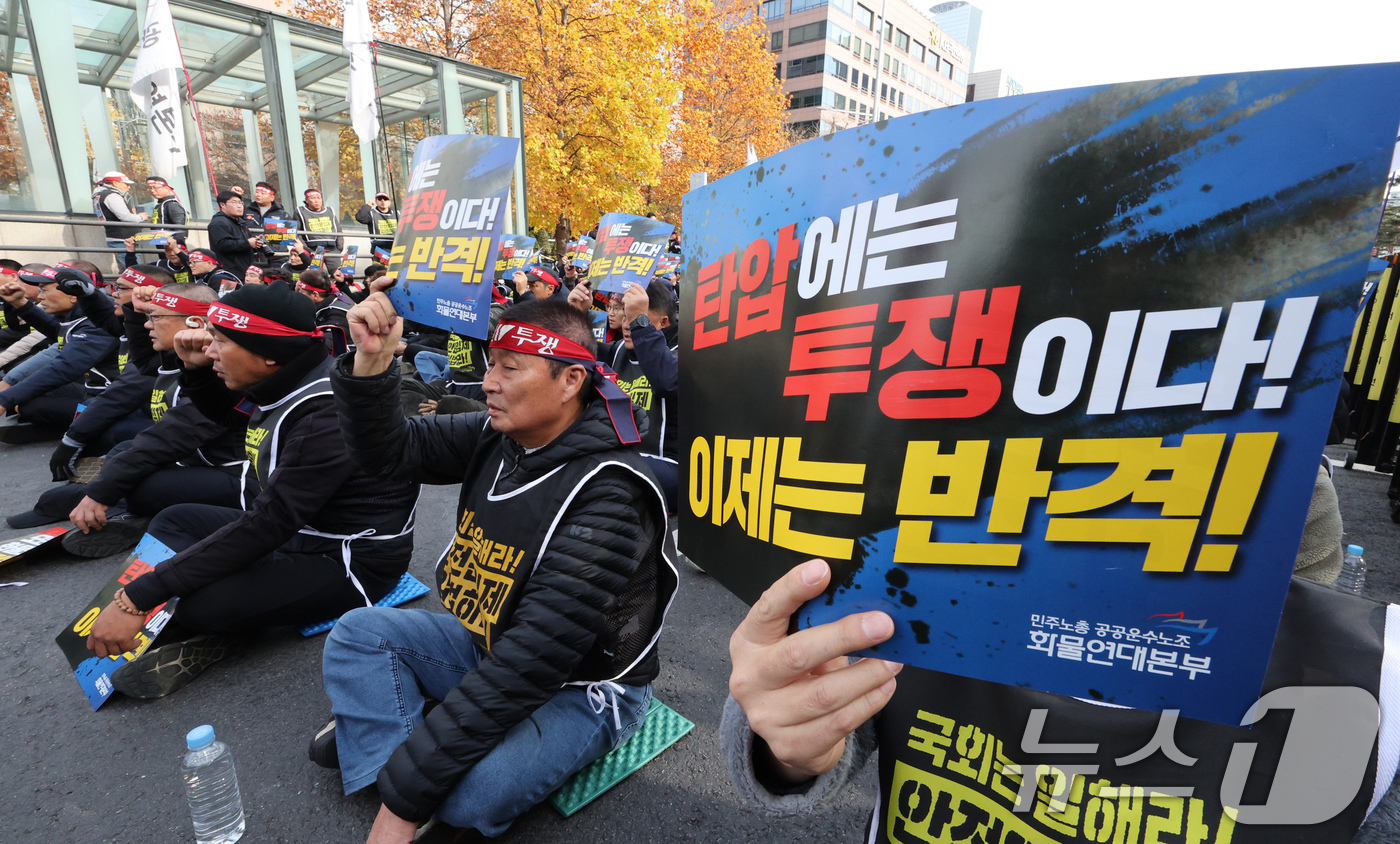 (서울=뉴스1) 장수영 기자 = 민주노총 공공운수노조 화물연대본부 조합원들이 25일 오후 서울 여의도 국회 앞에서 '화물연대 집중투쟁, 국회 진격의 날' 집회를 갖고 안전운임제 확 …