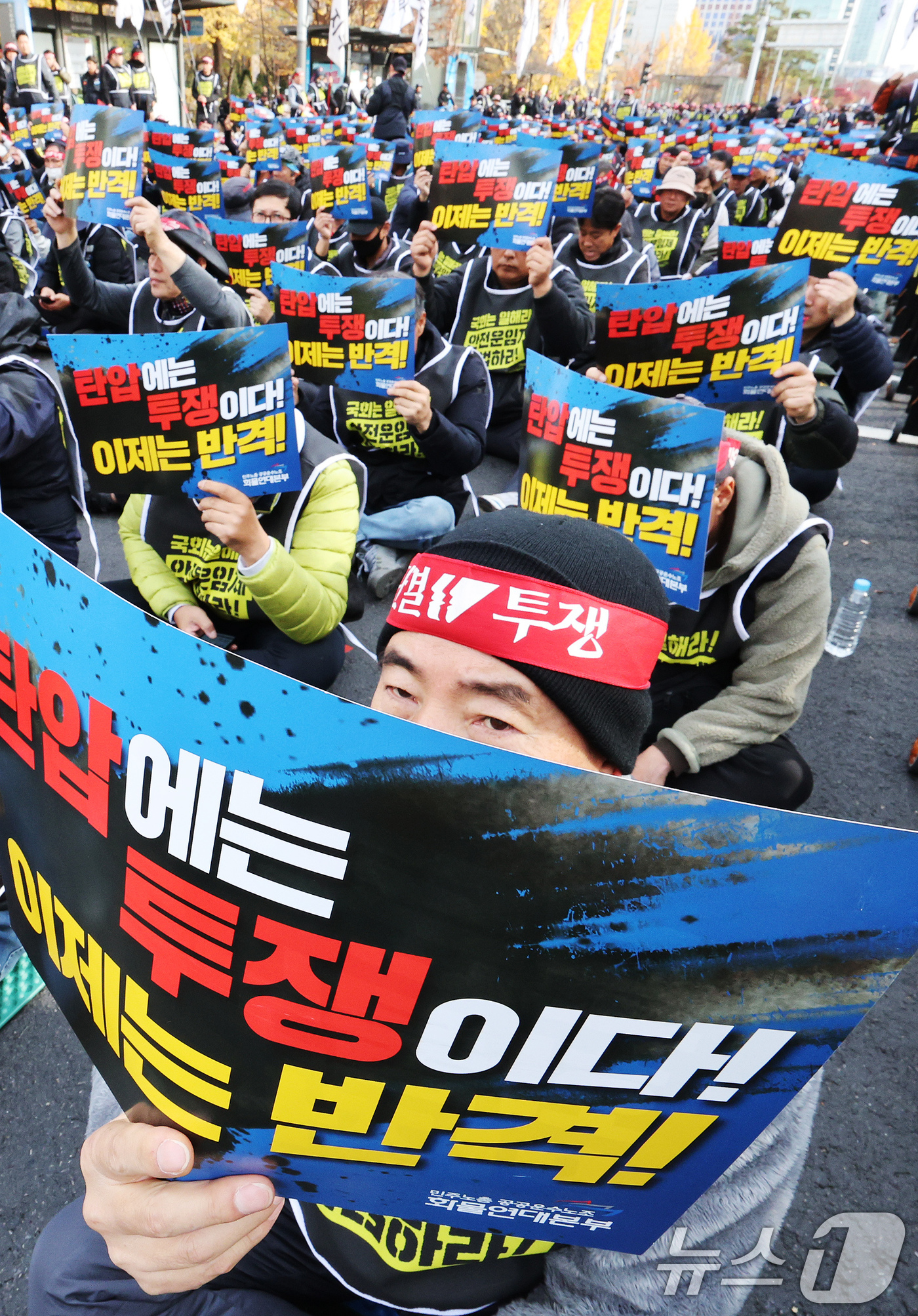 (서울=뉴스1) 장수영 기자 = 민주노총 공공운수노조 화물연대본부 조합원들이 25일 오후 서울 여의도 국회 앞에서 '화물연대 집중투쟁, 국회 진격의 날' 집회를 갖고 안전운임제 확 …