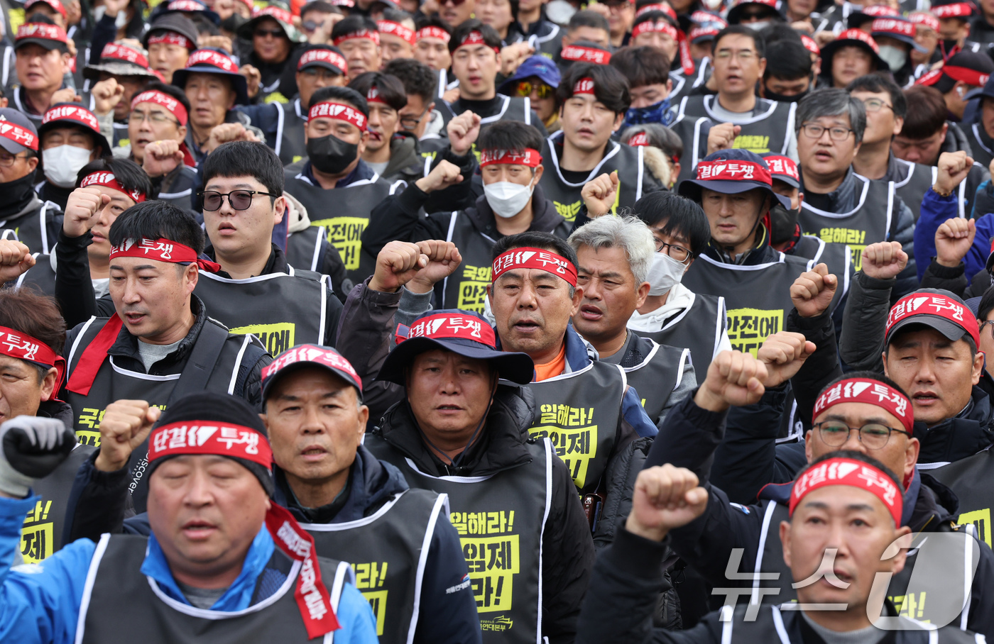 (서울=뉴스1) 장수영 기자 = 민주노총 공공운수노조 화물연대본부 조합원들이 25일 오후 서울 여의도 국회 앞에서 '화물연대 집중투쟁, 국회 진격의 날' 집회를 갖고 안전운임제 확 …