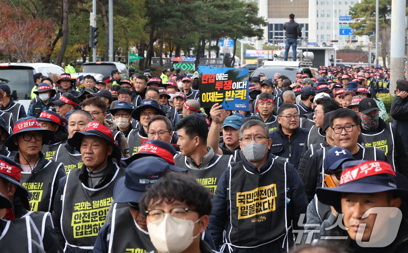 (서울=뉴스1) 장수영 기자 = 민주노총 공공운수노조 화물연대본부 조합원들이 25일 오후 서울 여의도 국회 앞에서 '화물연대 집중투쟁, 국회 진격의 날' 집회를 갖고 국민의힘 당사 …