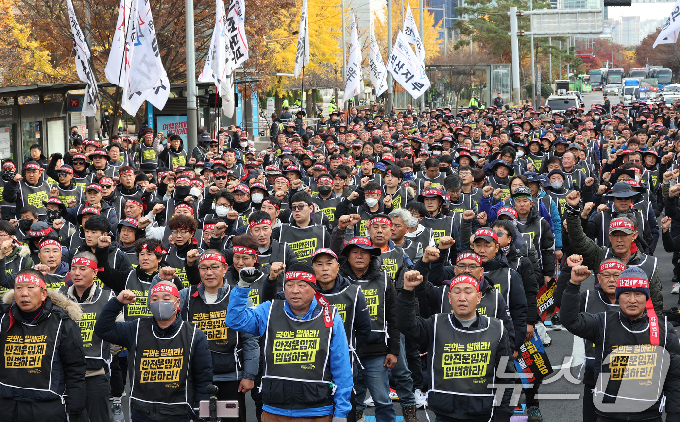 (서울=뉴스1) 장수영 기자 = 민주노총 공공운수노조 화물연대본부 조합원들이 25일 오후 서울 여의도 국회 앞에서 '화물연대 집중투쟁, 국회 진격의 날' 집회를 갖고 안전운임제 확 …