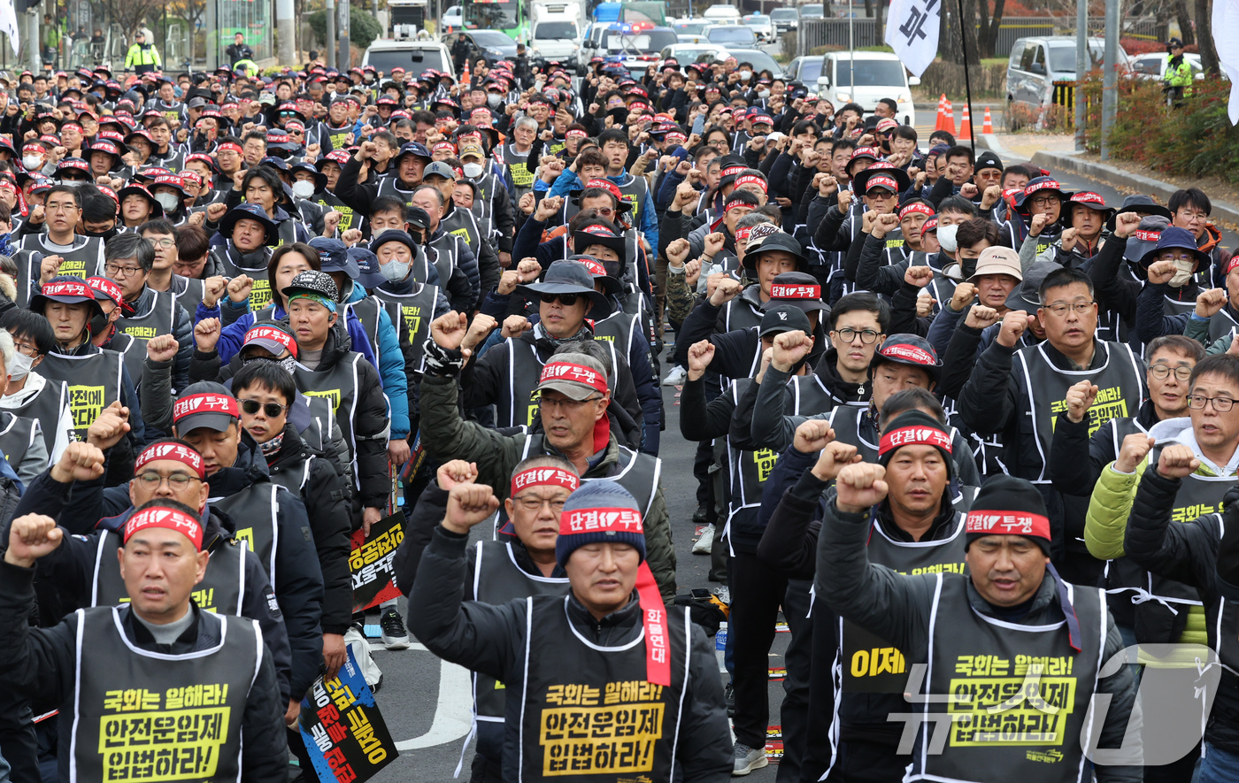 (서울=뉴스1) 장수영 기자 = 민주노총 공공운수노조 화물연대본부 조합원들이 25일 오후 서울 여의도 국회 앞에서 '화물연대 집중투쟁, 국회 진격의 날' 집회를 갖고 안전운임제 확 …