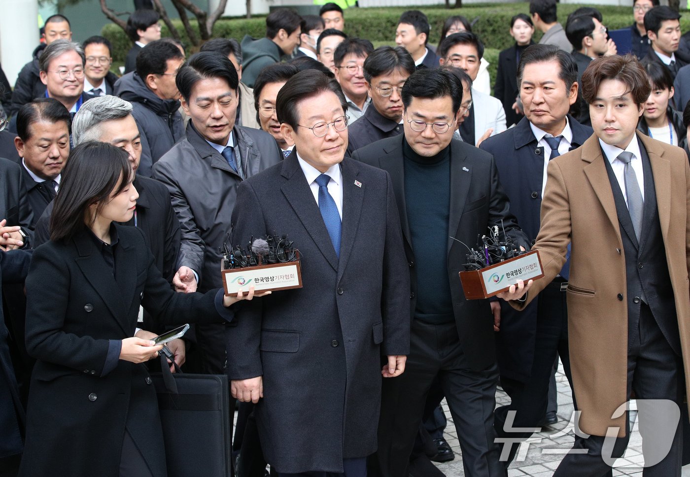 이재명 더불어민주당 대표가 25일 서울 서초구 중앙지방법원에서 열린 위증교사 혐의 1심에서 무죄를 선고 받은 후 법원을 나서고 있다. 2024.11.25/뉴스1 ⓒ News1 사진공동취재단