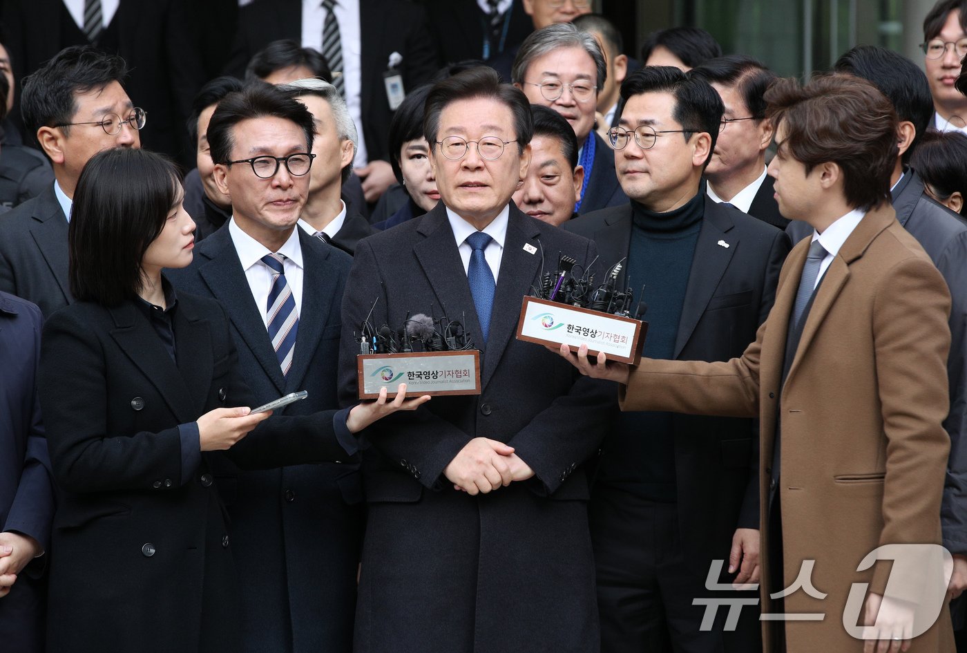 이재명 더불어민주당 대표가 25일 서울 서초구 중앙지방법원에서 열린 위증교사 혐의 1심에서 무죄를 선고 받은 후 법원을 나서고 있다. 서울중앙지법 형사합의33부&#40;부장판사 김동현&#41;는 &#34;피고인에 대한 공소사실은 범죄사실의 증명이 없고, 위증교사의 고의가 있었다고 보기 어렵다＂ 며 위증교사 혐의로 기소된 이 대표에게 무죄를 선고했다. 2024.11.25/뉴스1 ⓒ News1 사진공동취재단