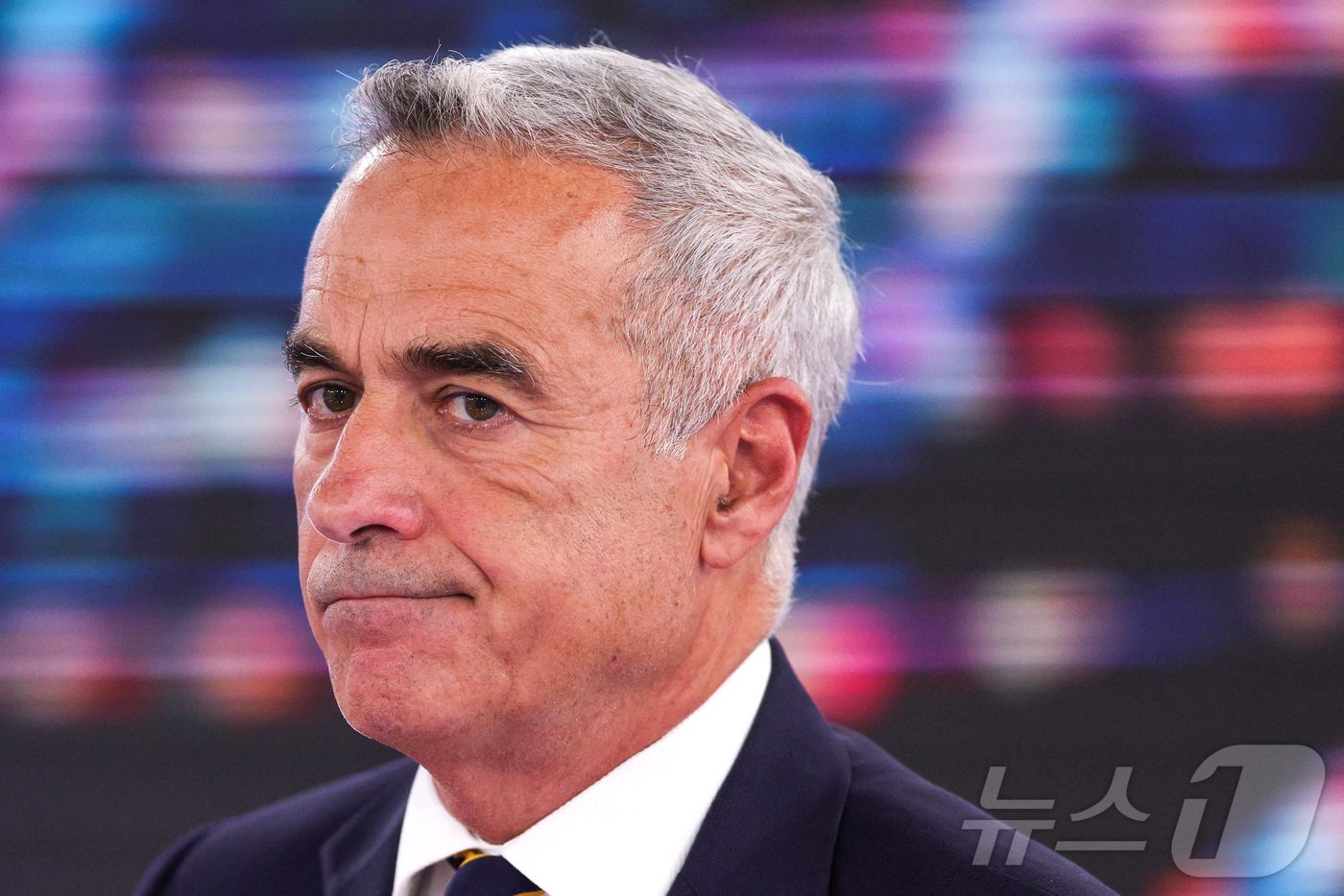 본문 이미지 - 무소속의 극우 성향 대선 후보 컬린 제오르제스쿠가 13일(현지시간) 루마니아 수도 부쿠레슈티에서 열린 TV 토론회에 참석하고 있다. 2024.11.13. ⓒ 로이터=뉴스1 ⓒ News1 조소영 기자