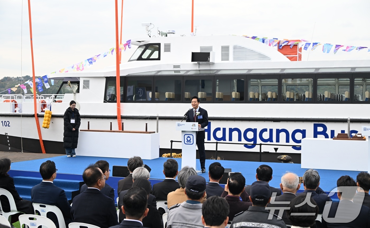 (서울=뉴스1) = 오세훈 서울시장이 25일 경남 사천에서 열린 수상 대중교통 '한강버스' 안전기원 진수식에서 인사말을 하고 있다.한강버스는 길이 35m·폭 9.5m, 150톤급 …
