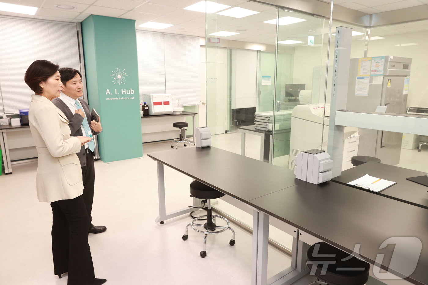 본문 이미지 - 오영주 중소벤처기업부 장관이 25일 서울 서초구 옴니버스 파크에 위치한 입셀을 방문해 주지현 입셀 대표와 기업 현장을 둘러보고 있다.&#40;중소벤처기업부 제공&#41;