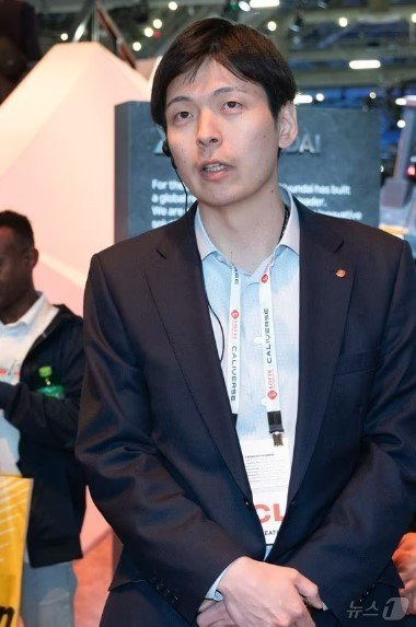 본문 이미지 - 신유열 롯데지주 미래성장실장 전무가 미국 네바다주 라스베이거스 컨벤션센터&#40;LVCC&#41;에서 열린 세계 최대 가전·IT&#40;정보기술&#41; 전시회 &#39;CES 2024&#39;에 마련된 HD현대 전시관에서 설명을 듣고 있다. 2023.1.11/뉴스1 ⓒ News1 이재명 기자