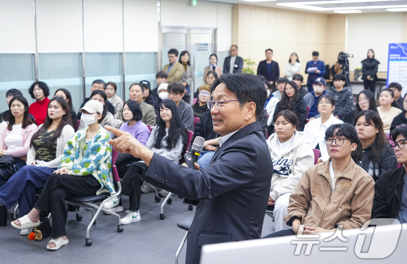 (광주=뉴스1) 박준배 기자 = 강기정 광주시장이 25일 오후 북구 서영대학교를 찾아 '청춘이 묻고, 시장이 답한다'를 주제로 대학생들과 대화를 나누고 있다.(광주시 제공)2024 …