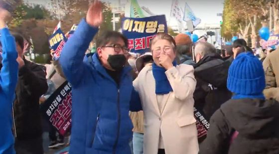 이재명 1심 '무죄' 선고에 환호하는 지지자들