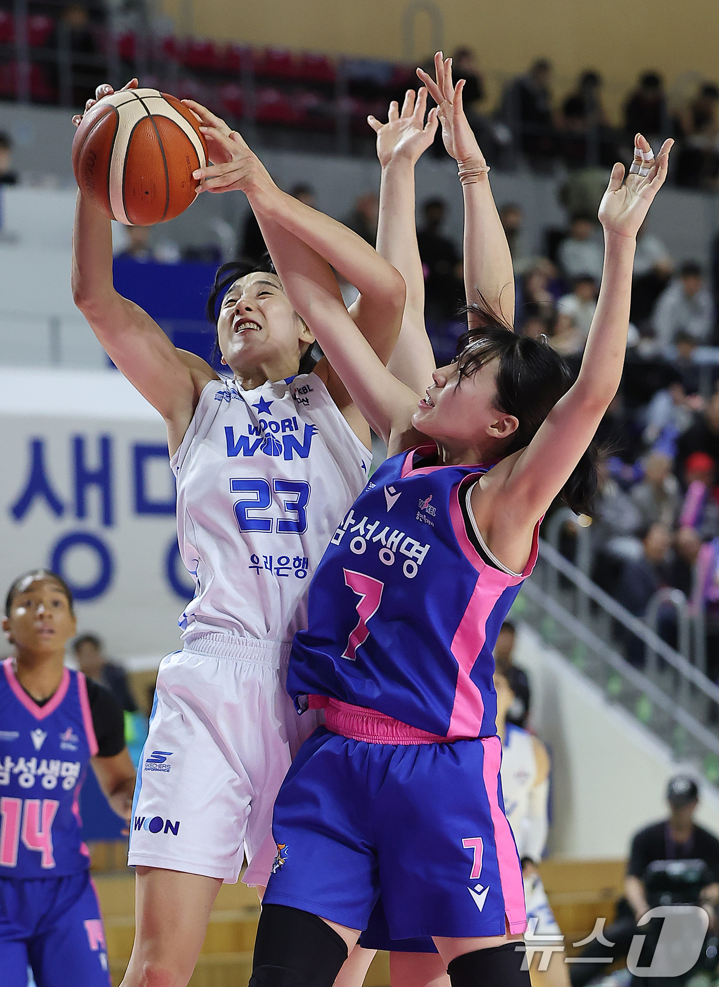 (용인=뉴스1) 김진환 기자 = 25일 오후 경기 용인시 처인구 용인실내체육관에서 열린 '하나은행 2024~2025 여자프로농구' 용인 삼성생명 블루밍스와 아산 우리은행 우리WON …