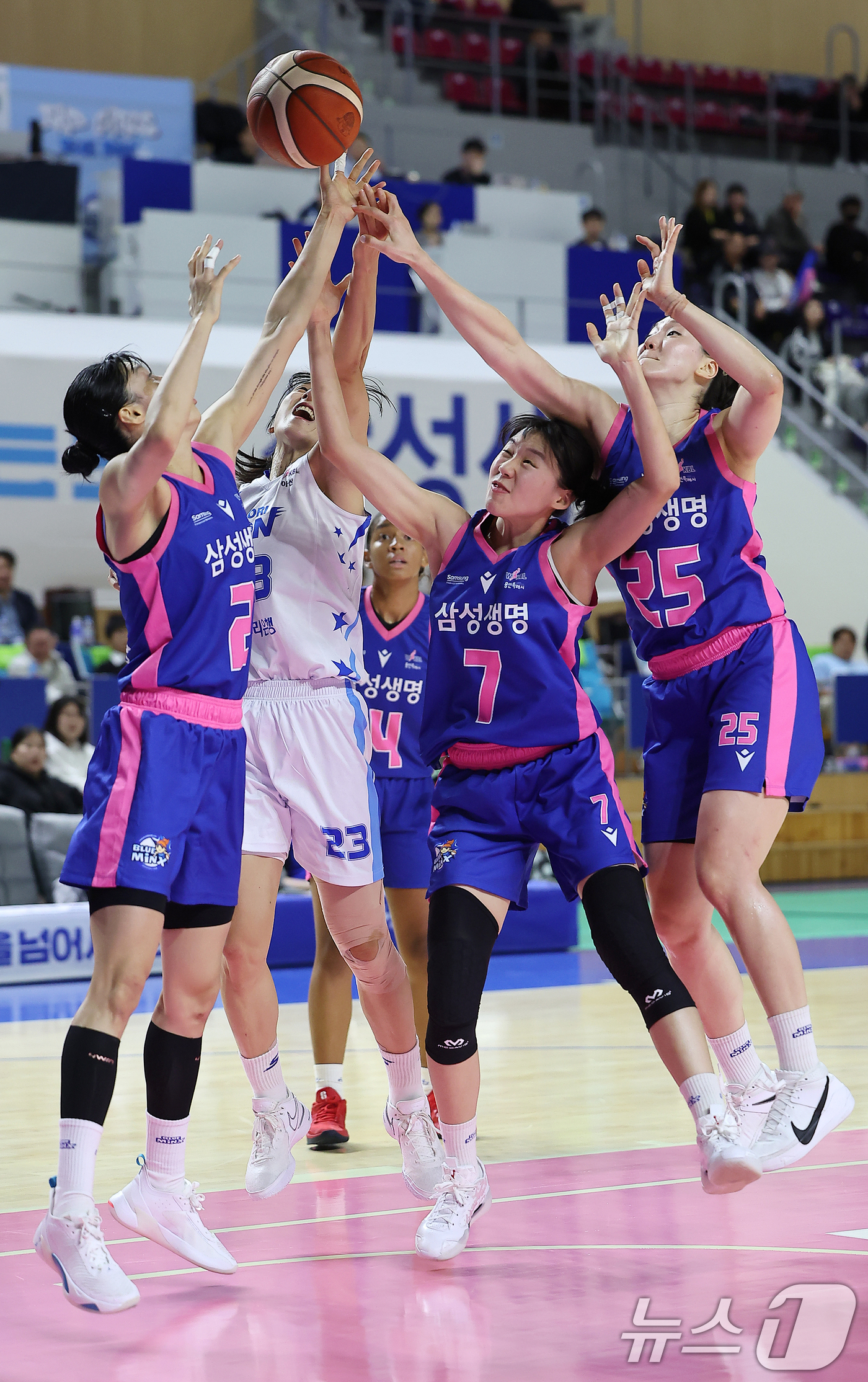 (용인=뉴스1) 김진환 기자 = 25일 오후 경기 용인시 처인구 용인실내체육관에서 열린 '하나은행 2024~2025 여자프로농구' 용인 삼성생명 블루밍스와 아산 우리은행 우리WON …