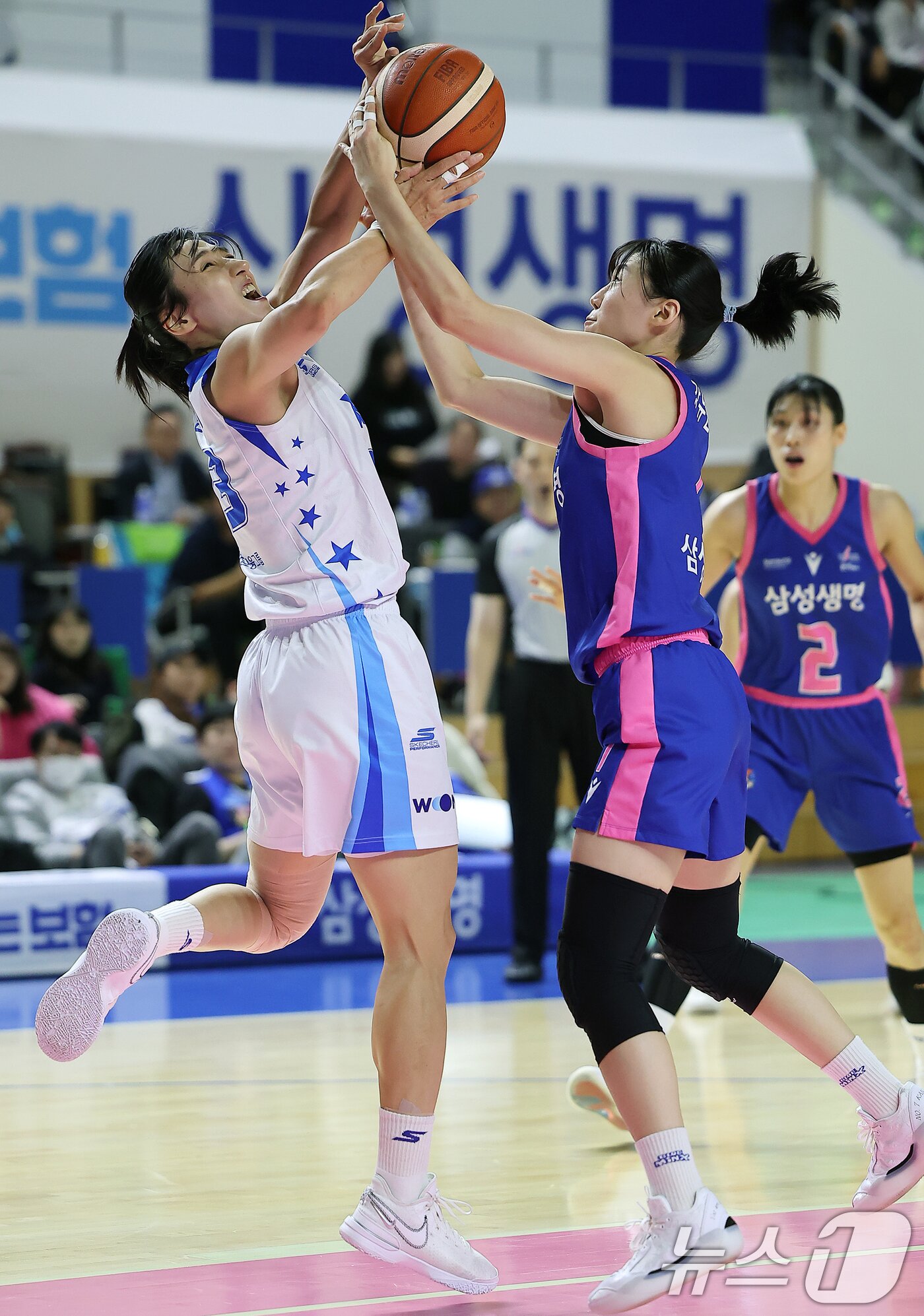 본문 이미지 - 25일 오후 경기 용인시 처인구 용인실내체육관에서 열린 '하나은행 2024~2025 여자프로농구' 용인 삼성생명 블루밍스와 아산 우리은행 우리WON의 경기, 우리은행 김단비가 2쿼터 삼성생명 강유림에게 볼을 뺏기고 있다. 2024.11.25/뉴스1 ⓒ News1 김진환 기자