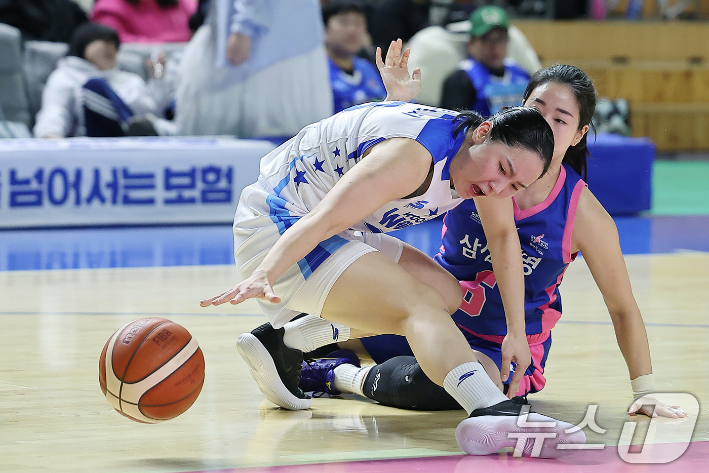 (용인=뉴스1) 김진환 기자 = 25일 오후 경기 용인시 처인구 용인실내체육관에서 열린 '하나은행 2024~2025 여자프로농구' 용인 삼성생명 블루밍스와 아산 우리은행 우리WON …