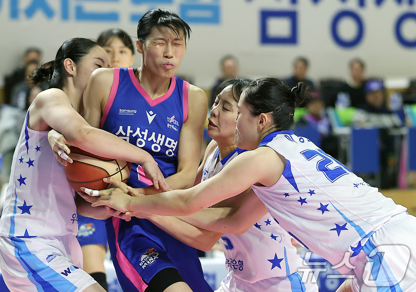 (용인=뉴스1) 김진환 기자 = 25일 오후 경기 용인시 처인구 용인실내체육관에서 열린 '하나은행 2024~2025 여자프로농구' 용인 삼성생명 블루밍스와 아산 우리은행 우리WON …