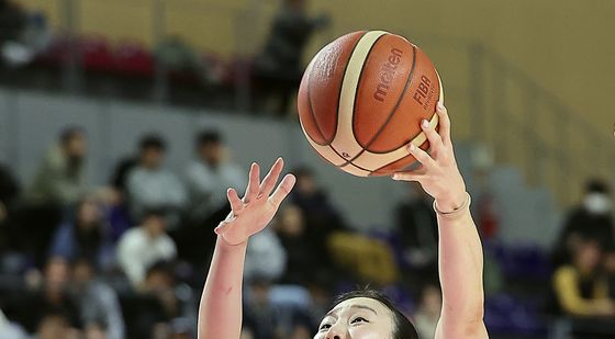 골밑슛 하는 배혜윤