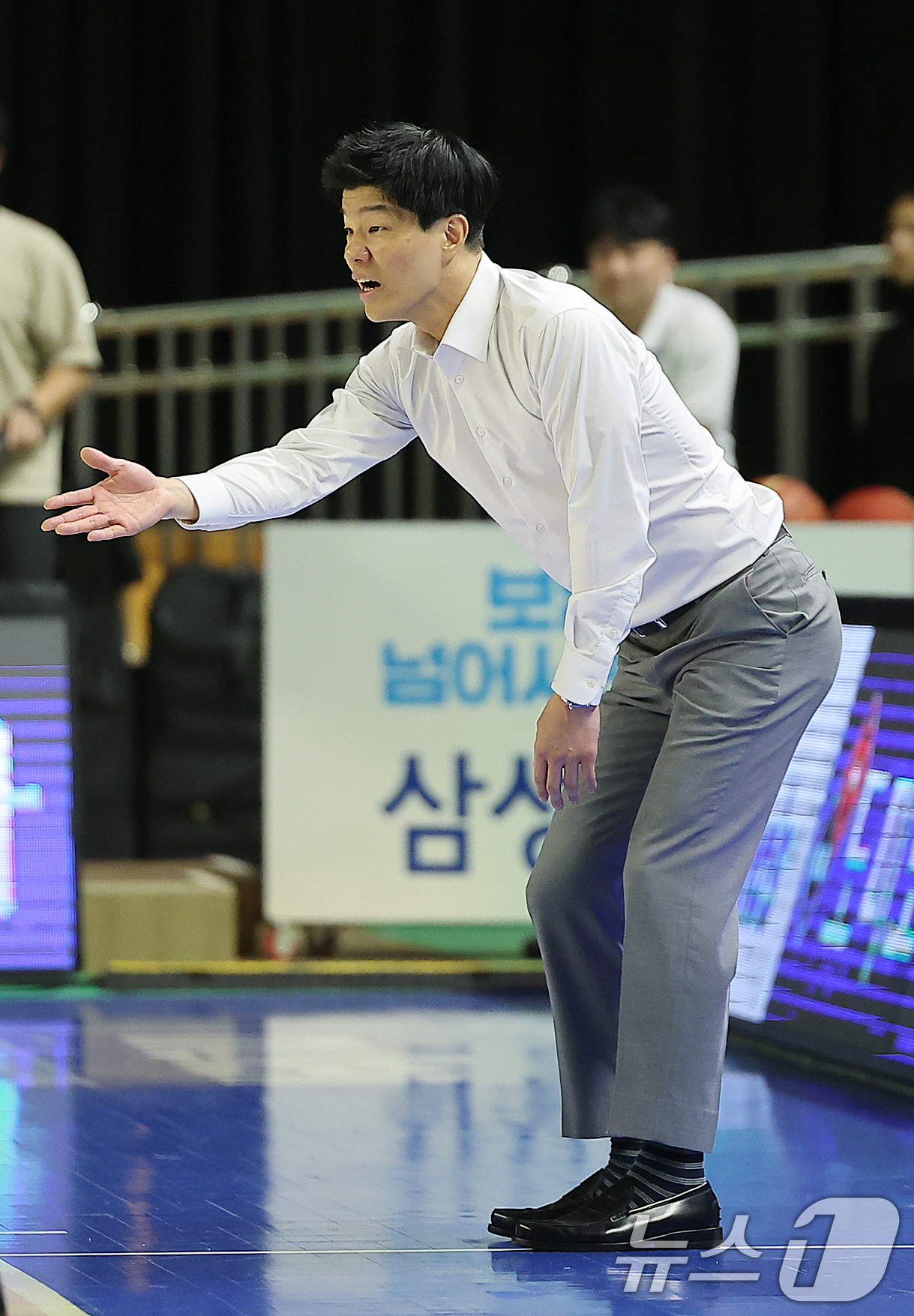 (용인=뉴스1) 김진환 기자 = 25일 오후 경기 용인시 처인구 용인실내체육관에서 열린 '하나은행 2024~2025 여자프로농구' 용인 삼성생명 블루밍스와 아산 우리은행 우리WON …