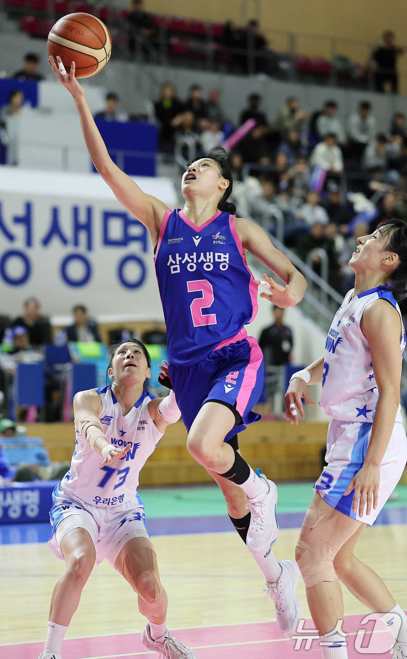 (용인=뉴스1) 김진환 기자 = 25일 오후 경기 용인시 처인구 용인실내체육관에서 열린 '하나은행 2024~2025 여자프로농구' 용인 삼성생명 블루밍스와 아산 우리은행 우리WON …