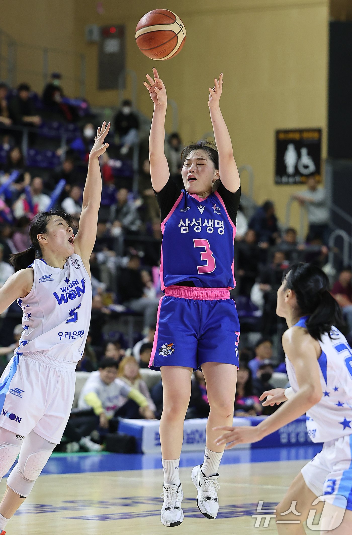 본문 이미지 - 25일 오후 경기 용인시 처인구 용인실내체육관에서 열린 '하나은행 2024~2025 여자프로농구' 용인 삼성생명 블루밍스와 아산 우리은행 우리WON의 경기, 삼성생명 조수아가 4쿼터 점프슛을 하고 있다. 2024.11.25/뉴스1 ⓒ News1 김진환 기자