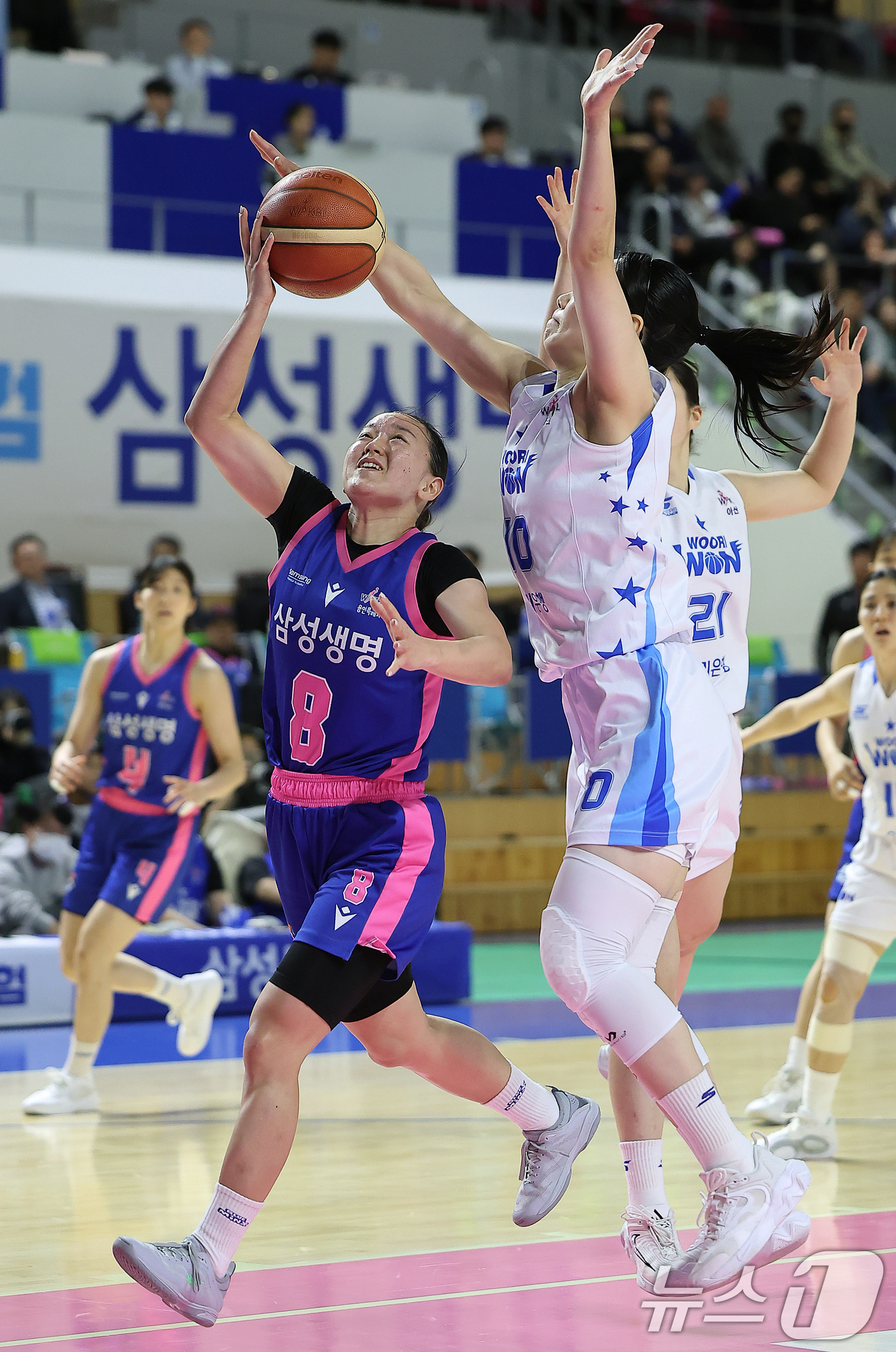 (용인=뉴스1) 김진환 기자 = 25일 오후 경기 용인시 처인구 용인실내체육관에서 열린 '하나은행 2024~2025 여자프로농구' 용인 삼성생명 블루밍스와 아산 우리은행 우리WON …