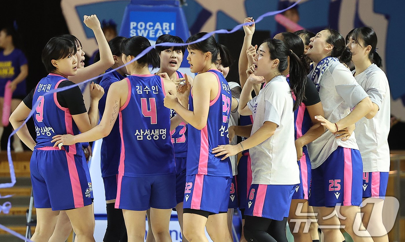 본문 이미지 - 25일 오후 경기 용인시 처인구 용인실내체육관에서 열린 '하나은행 2024~2025 여자프로농구' 용인 삼성생명 블루밍스와 아산 우리은행 우리WON의 경기에서 55대48로 승리하며 5연승을 기록한 삼성생명 선수들이 기쁨을 나누고 있다. 2024.11.25/뉴스1 ⓒ News1 김진환 기자