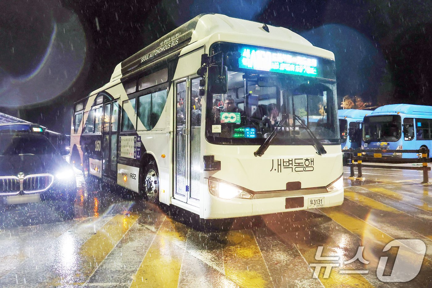 26일 새벽 서울 도봉구 도봉산역광역환승센터에서 &#39;새벽동행 자율주행버스&#39; A160번 버스가 첫 운행에 나서고 있다. 2024.11.26/뉴스1 ⓒ News1 민경석 기자